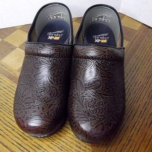 Dansko Clogs Professional Tooled Embossed Brown Leather clogs Sz 39 (8.5)
